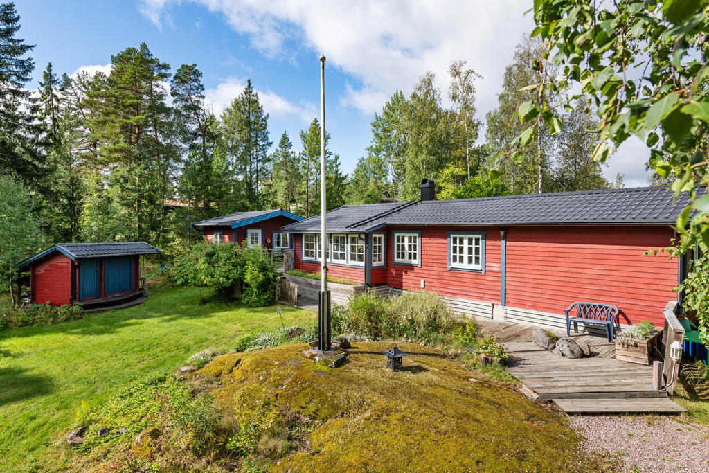 Den lummiga naturtomten ligger havsnära och bjuder på både skön avskildhet och odlingsmöjligheter
