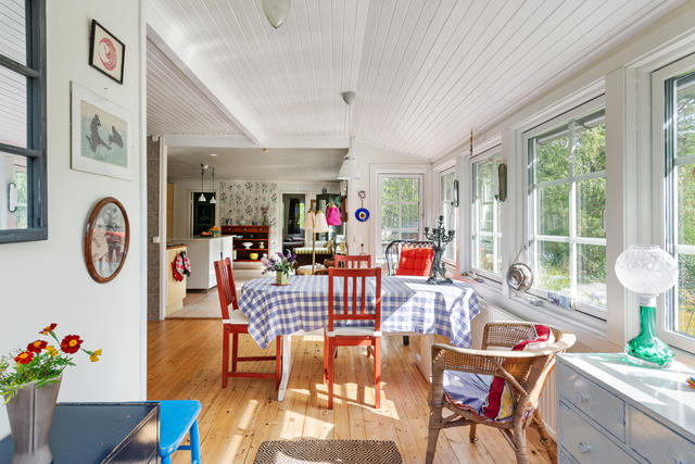 Ett härligt rum där du möts av en öppen planlösning med härlig känsla av glasveranda utmed ena långsidan