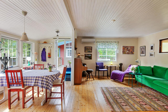 Ett härligt rum där du möts av en öppen planlösning med härlig känsla av glasveranda utmed ena långsidan