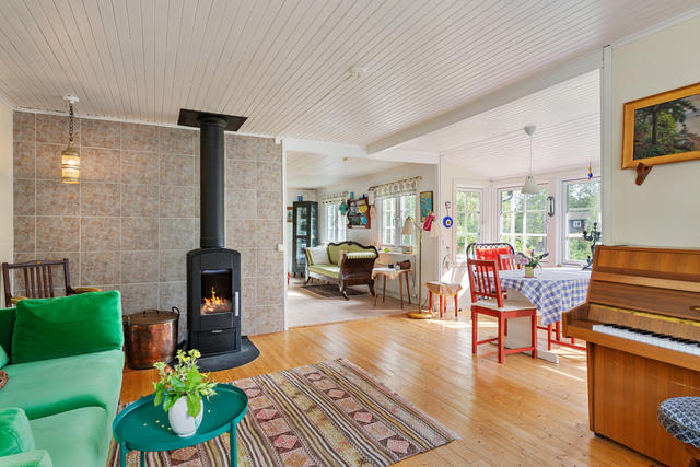 myskänslan infinner sig då braskaminen ståtar utmed ena väggen.