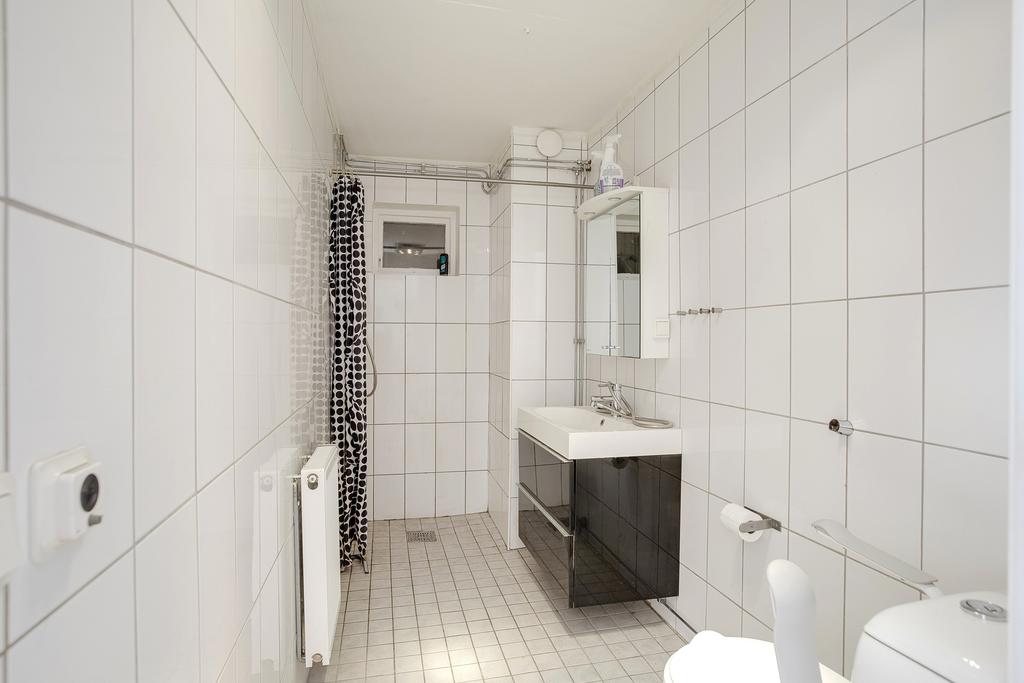 Badrum med dusch,  kommod och spegelskåp