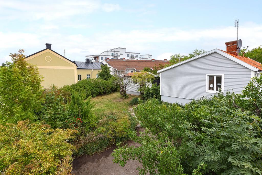 Insynsskyddad trädgård och innergård
