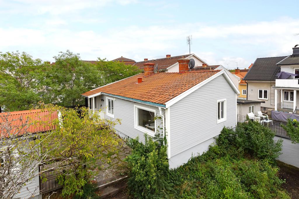 Stensatt och insynsskyddad innergård