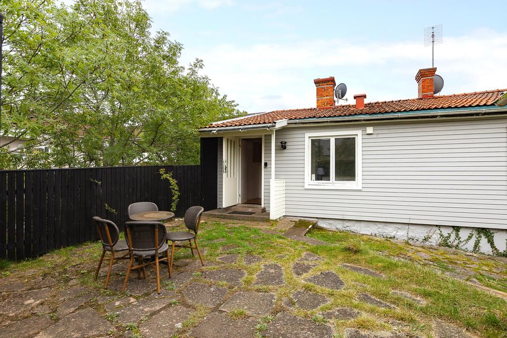 Stensatt och insynsskyddad innergård