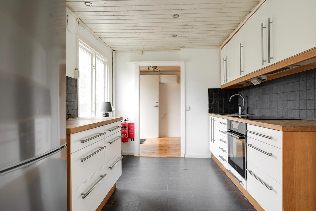 Kök med integrerad spis och häll