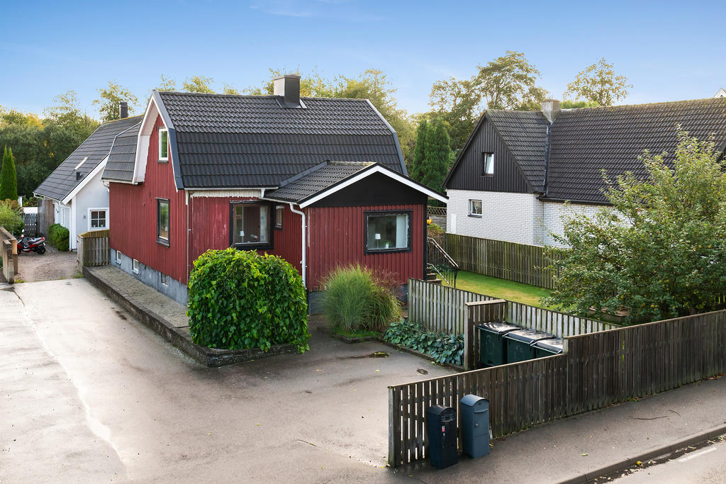 Friliggande villa med lagom stor tomt och dubbelparkering.