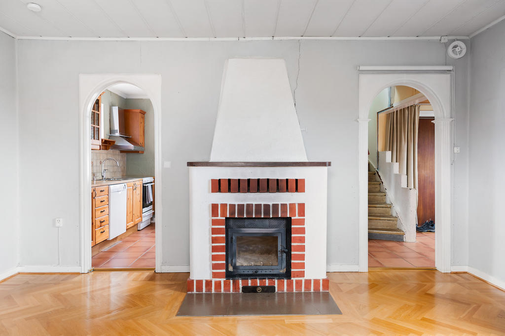 Äldre charm och eldningsbar kamin. 