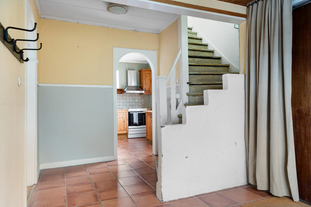 Entrén med stor hall, trappa upp till ovanvåning och intilliggande gäst-wc. 