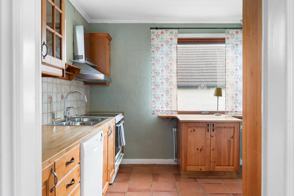 Äldre kök och klinkergolv.