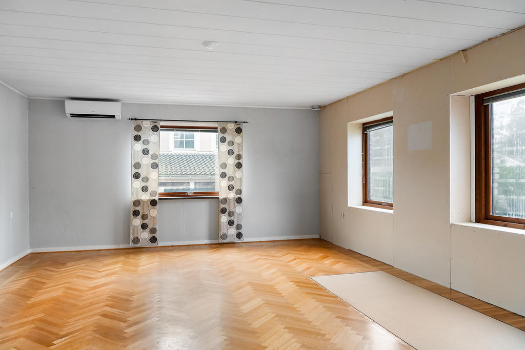 Värme både via luft/luft och kaminen. 