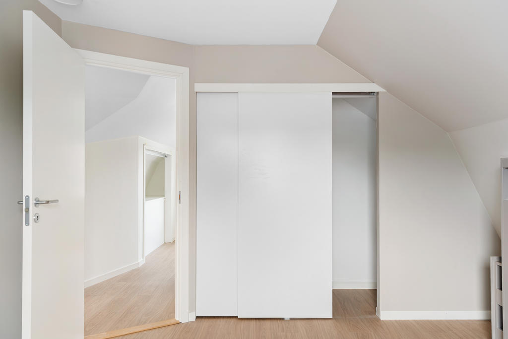 Klädkammare bakom skjutdörrar. 