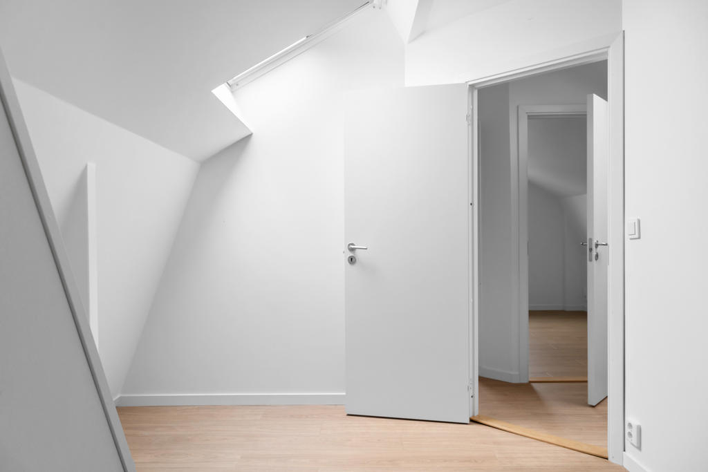 Bostadens tredje sovrum med takfönster och spännande vinklar. 