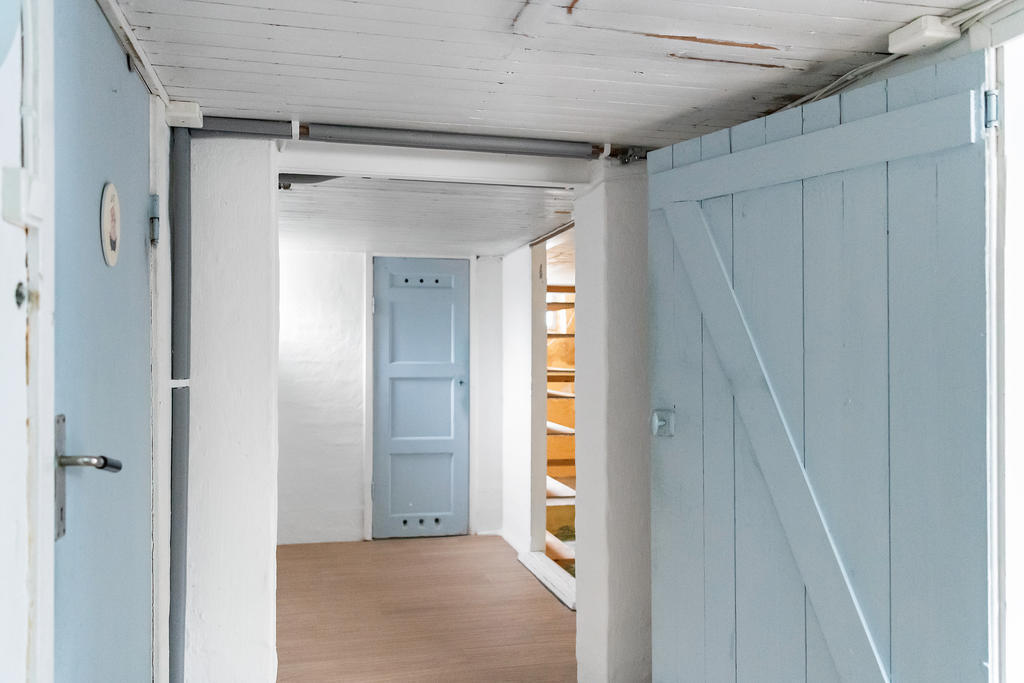 Källarplan rymmer gott om förvaring, matkällare, tvättstuga och ett badrum. 