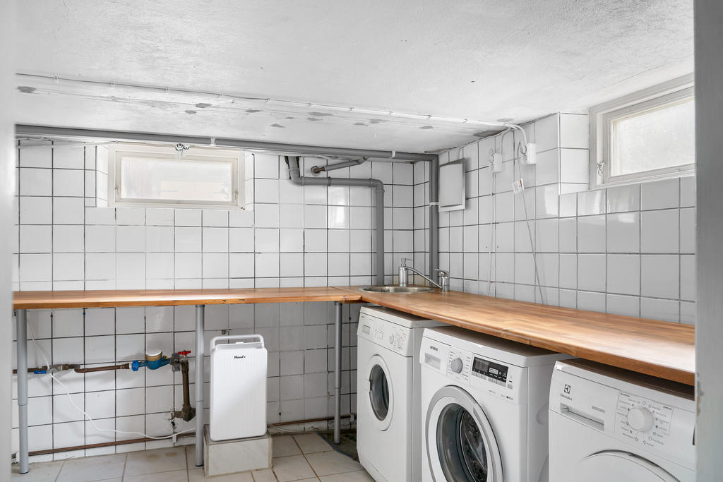 Tvättstugan med dubbla tvättmaskiner samt torktumlare. 