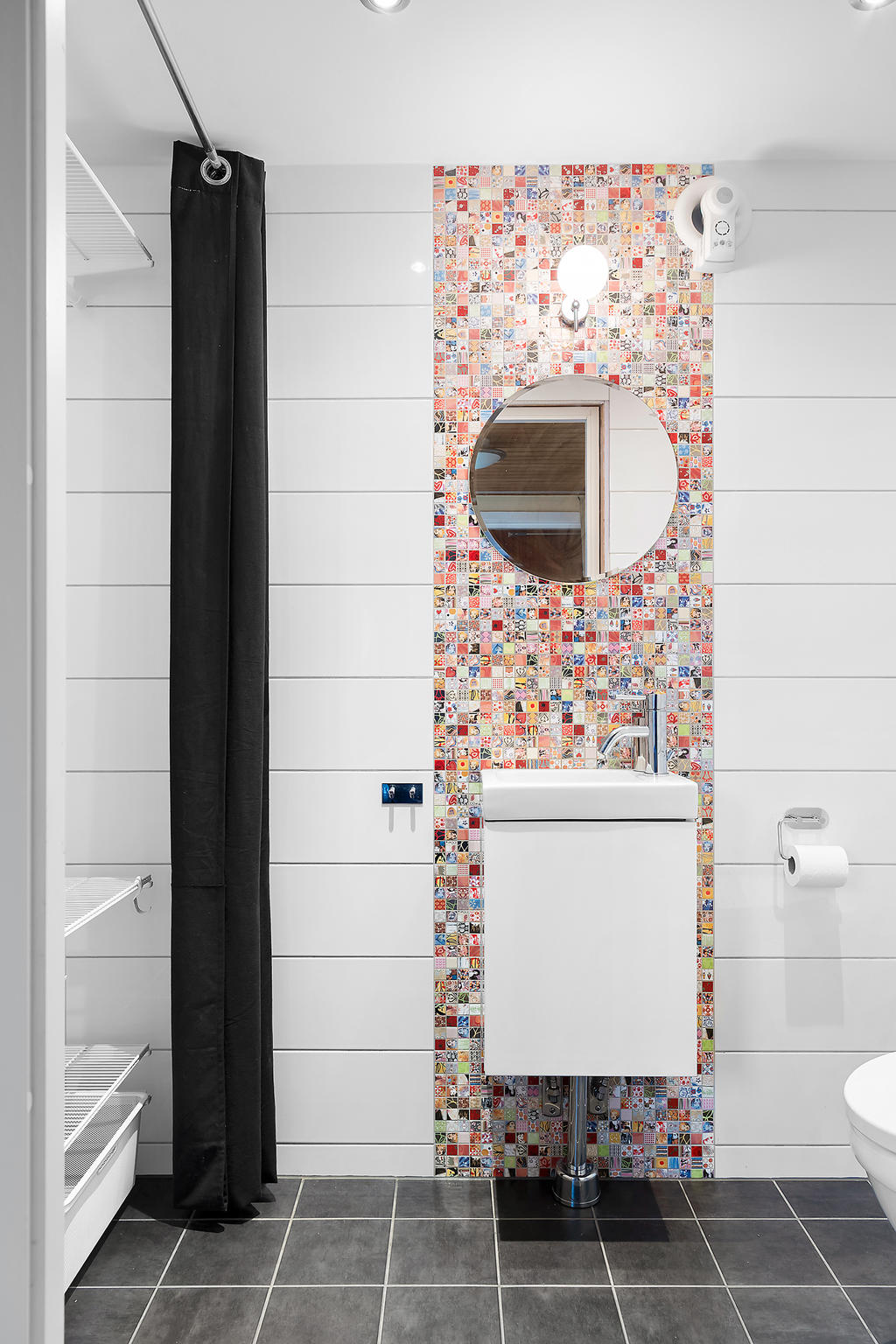 Renoverat gäst-wc inkl förvaring. 