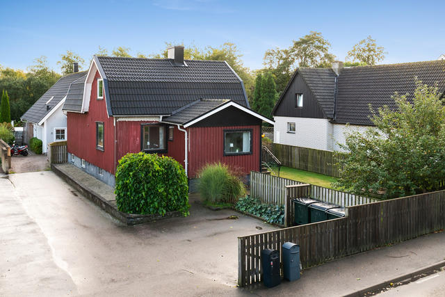 Friliggande villa med lagom stor tomt och dubbelparkering.