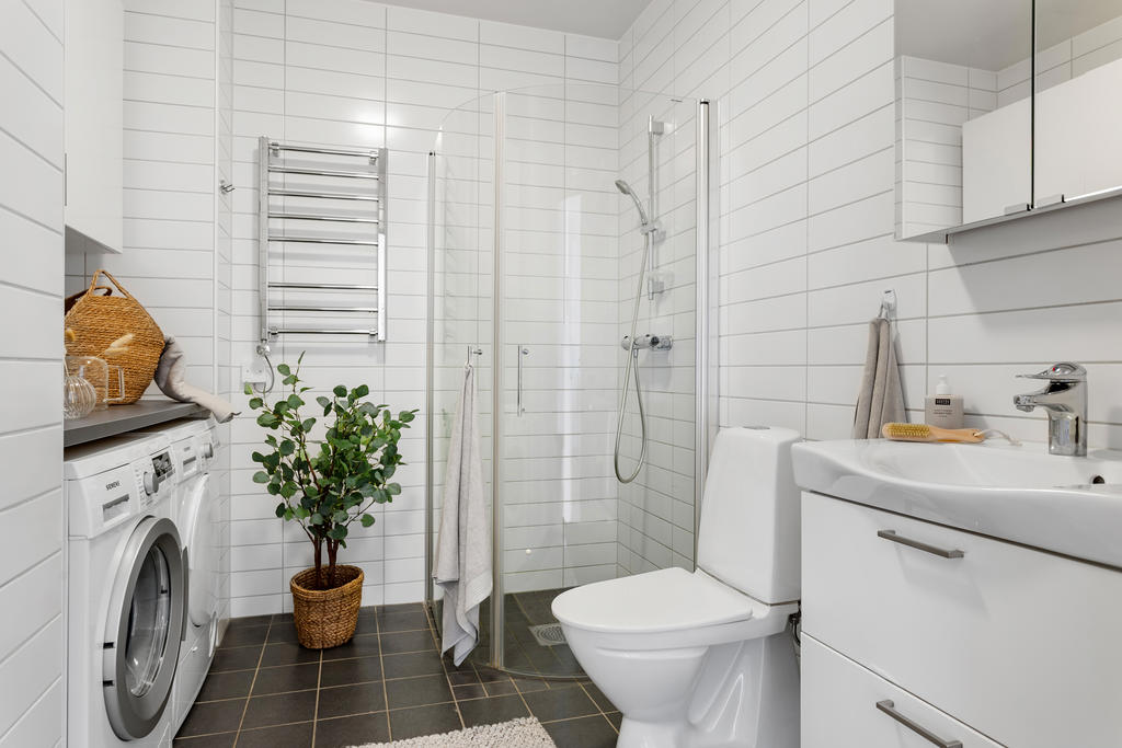 Badrum med tvättmaskin och torktumlare