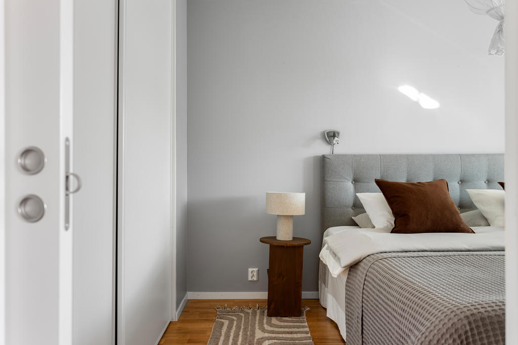 Det stora sovrummet har skjutdörrar och en stor garderob