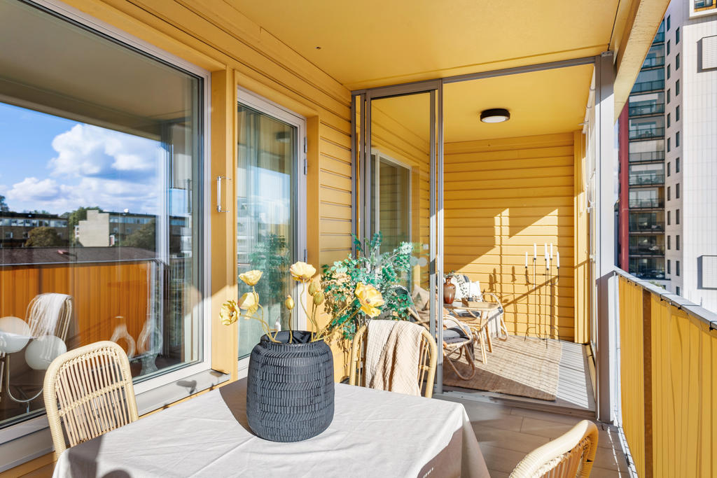 Underbar balkong med en del inglasad