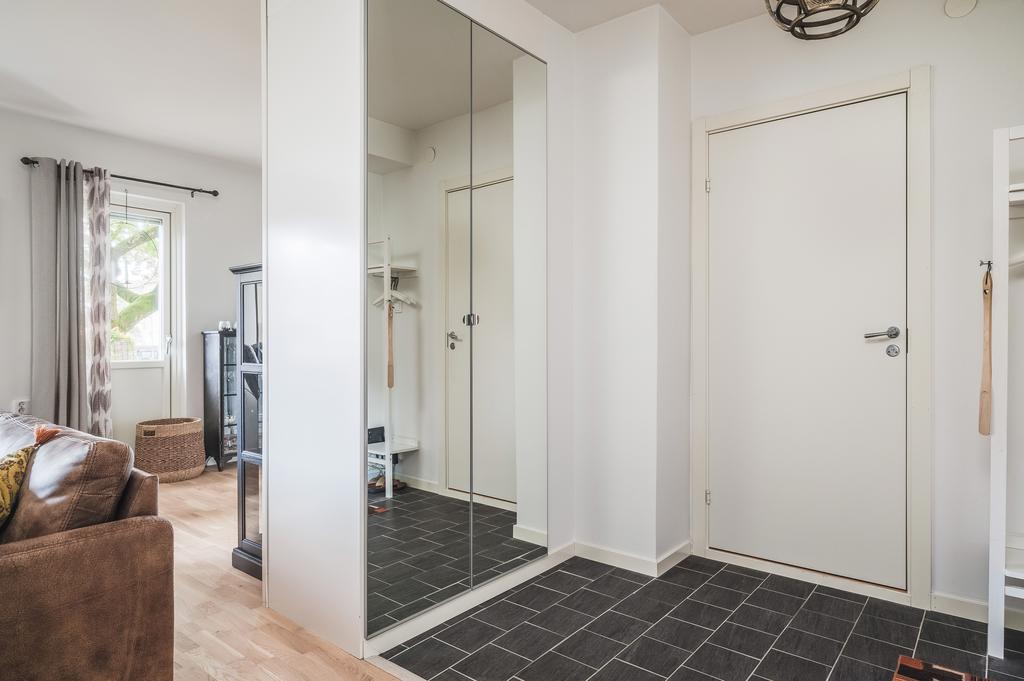 Inbyggd garderob i hallen 