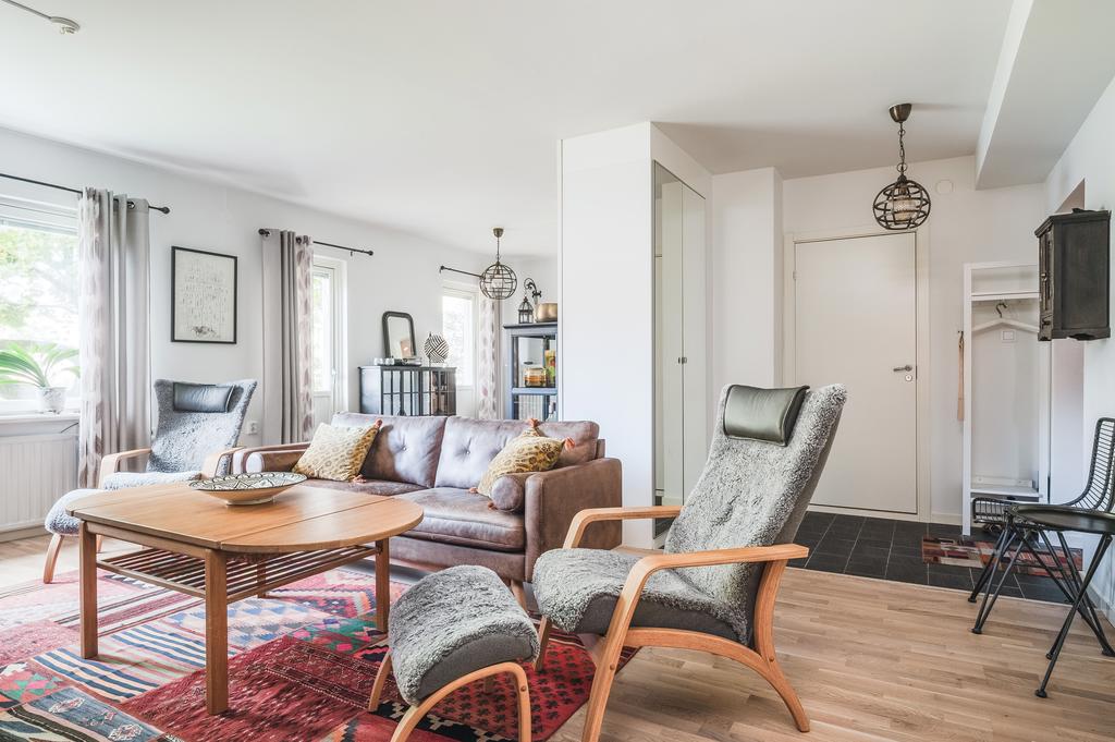 Vardagsrum och entré till höger 