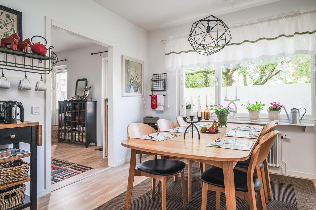 Här ryms ett matbord för sex personer