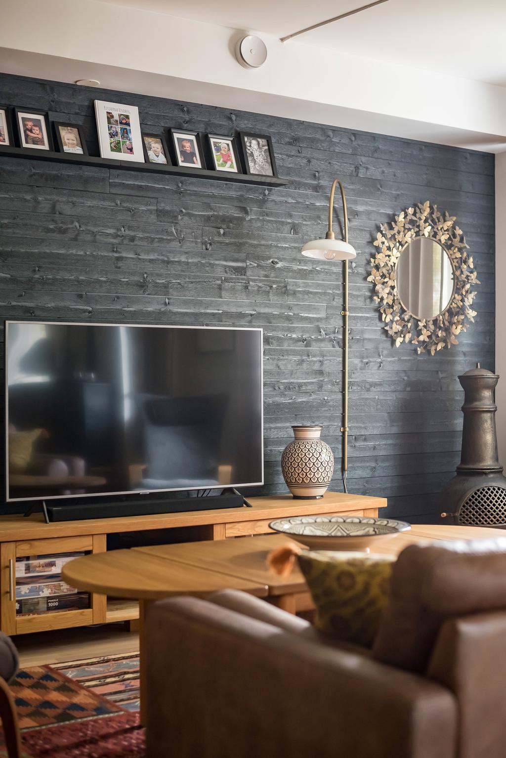 Snyggt fondvägg i svart trä 