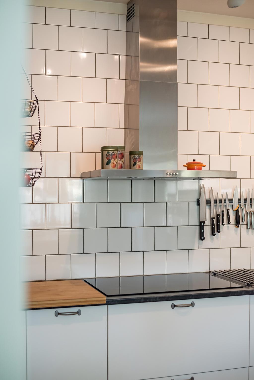 Vitt kakel med svart fog 