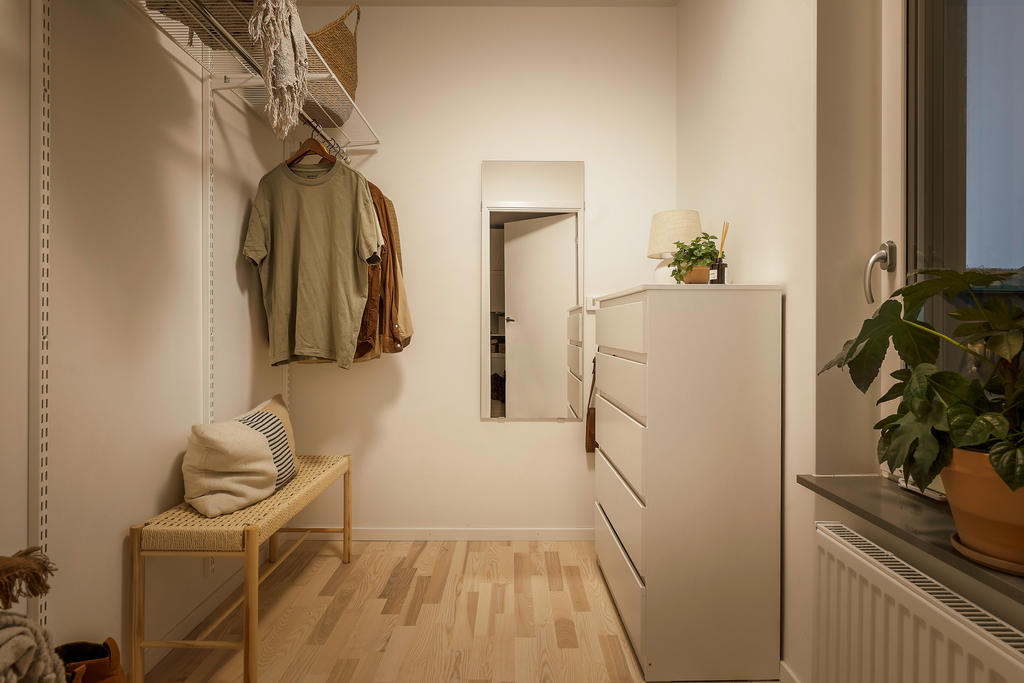 I sovrummet finns denna praktiska klädkammare