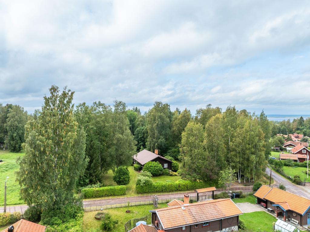 Insynsskyddat och lugnt läge i hjärtat av Tällberg.