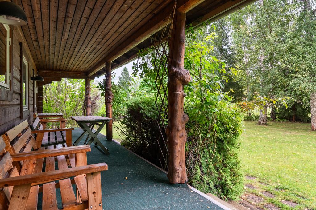 Uteplats vid entrén.