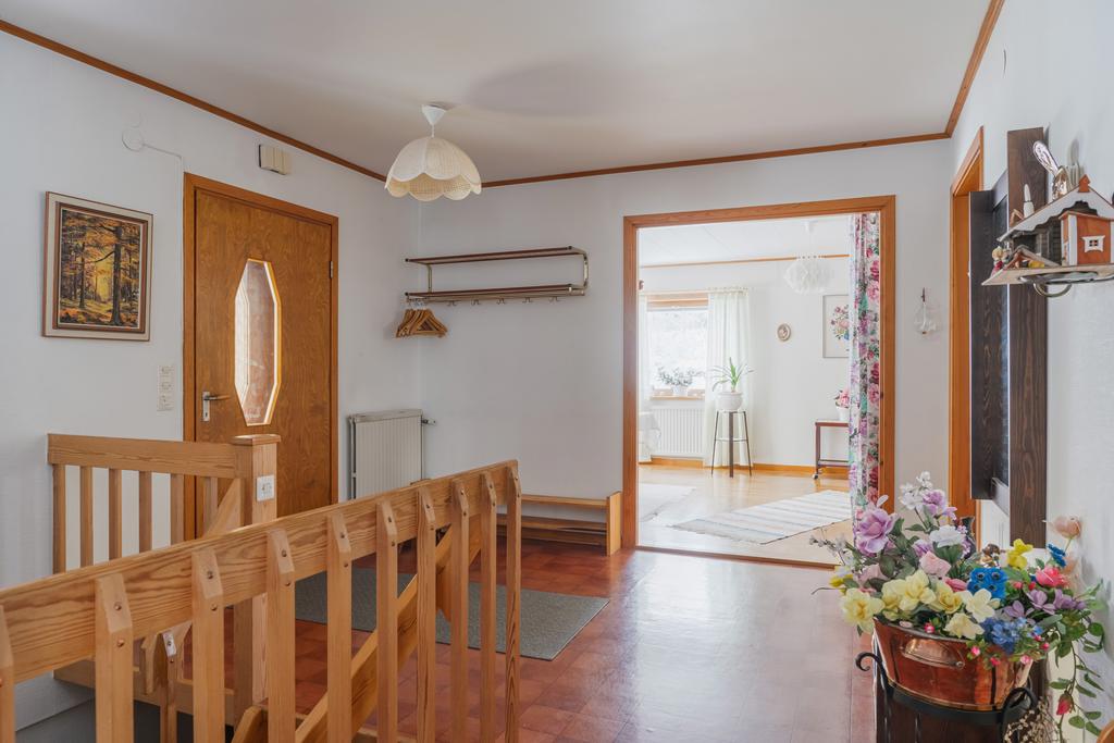 Entré sett mot vardagsrum.