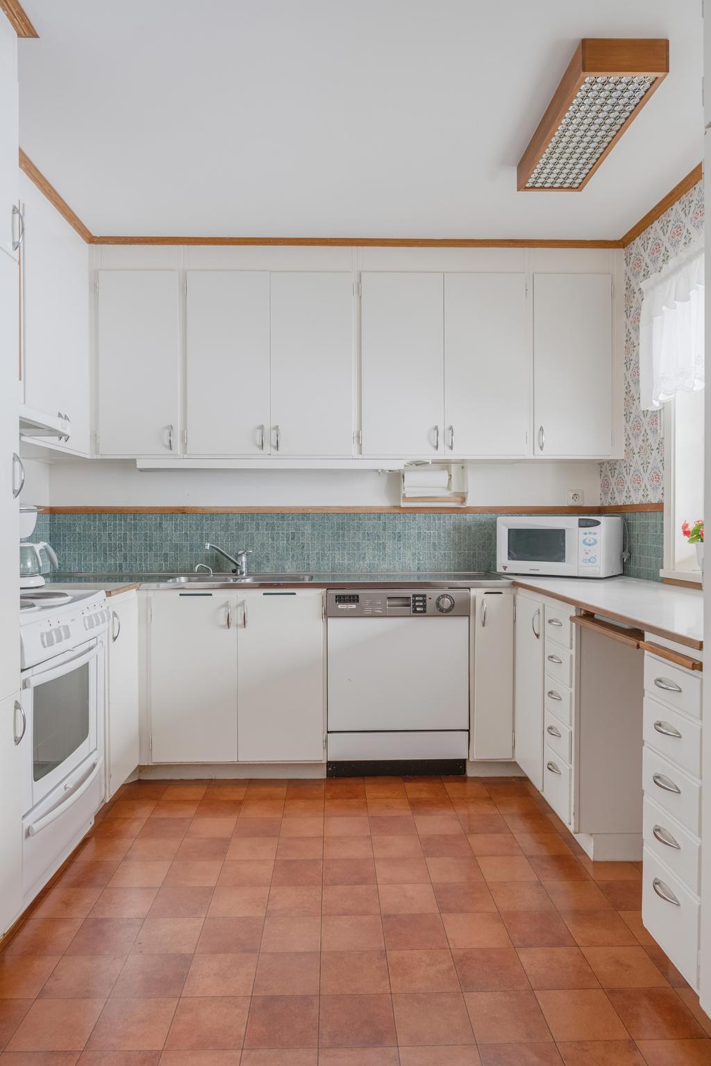 Kök med gott om förvaring och arbetsyta.