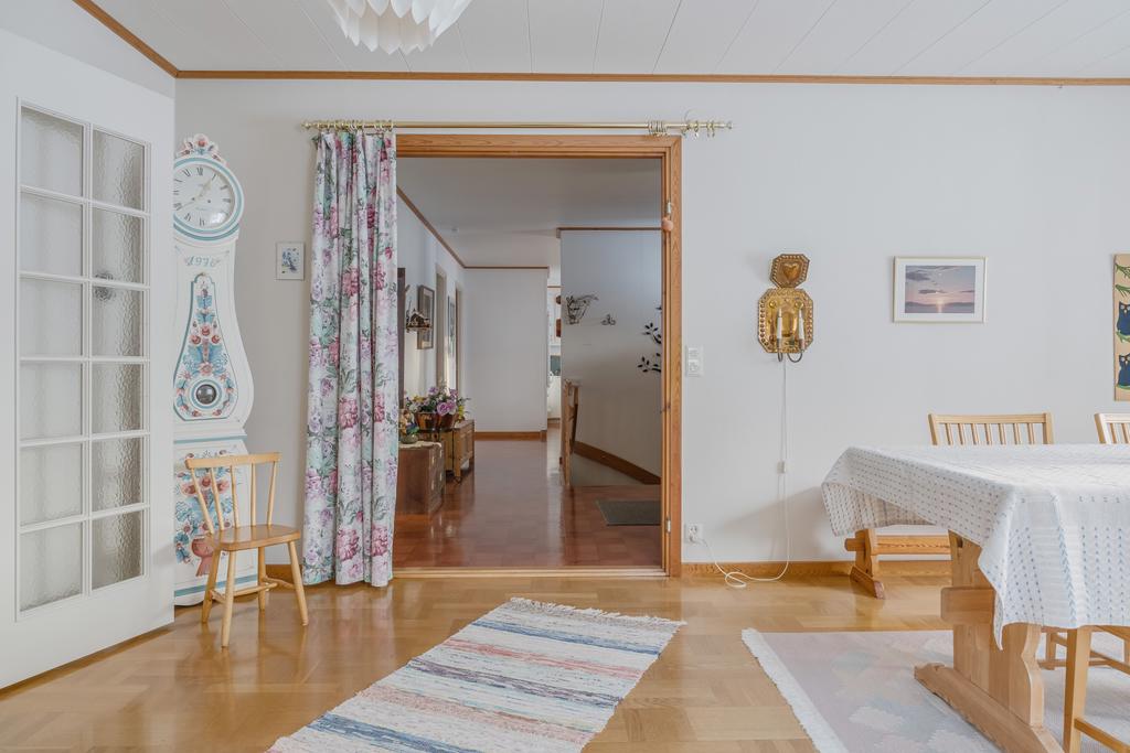 Från vardagsrum sett mot entré/hall.