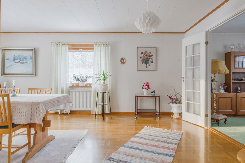 Vardagsrum och salong/bibliotek.