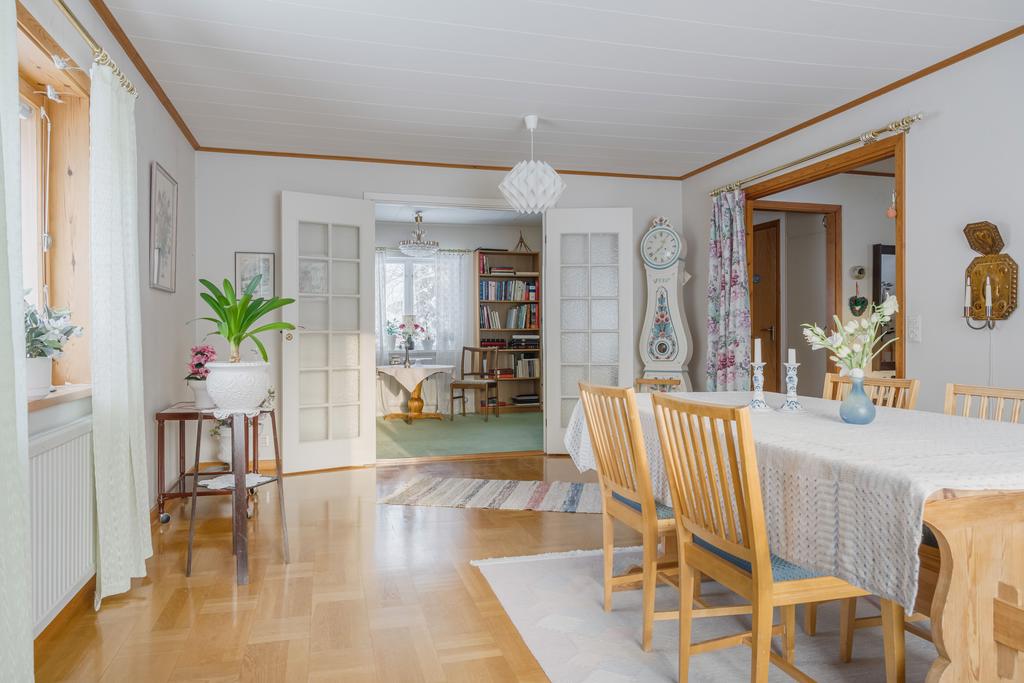 Vardagsrum sett mot salongen/biblioteket.