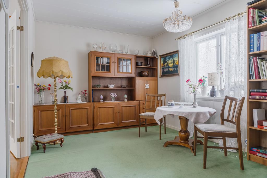 Salong/bibliotek eller potentiellt sovrum.