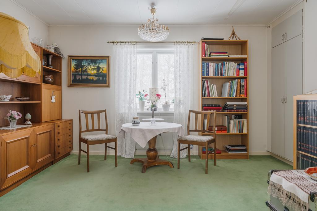 Salong/bibliotek eller potentiellt sovrum.