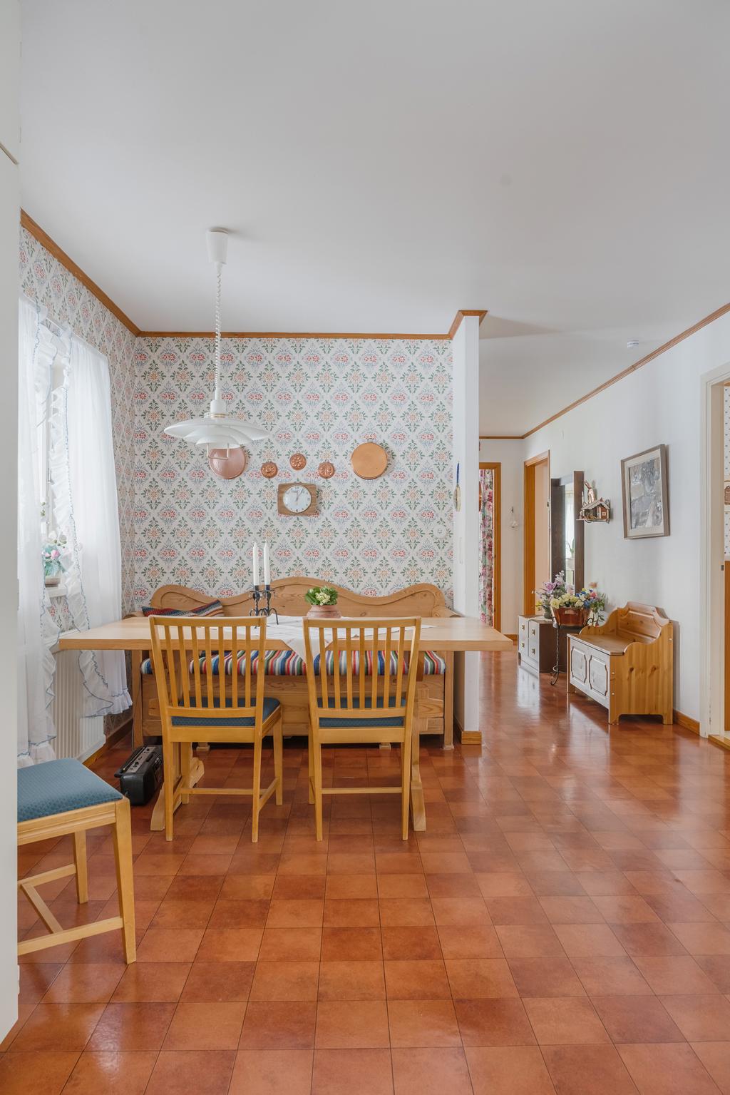 Matplatsen sett mot entrén och sovrummen.