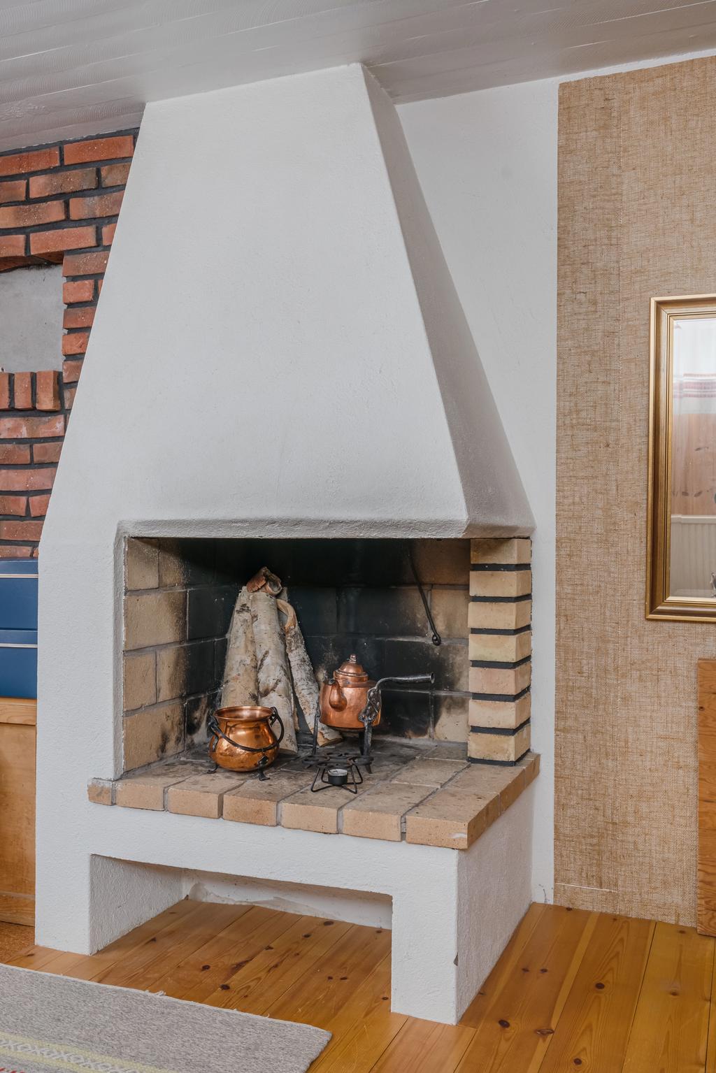 Öppen spis i gillestugan i källaren.