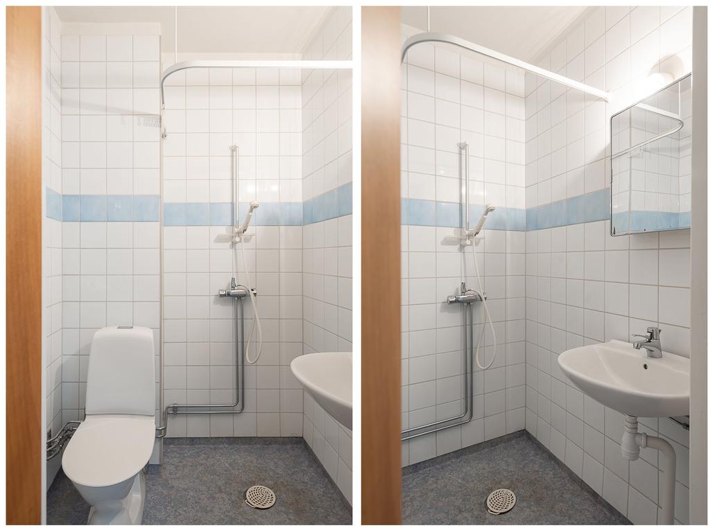 WC/dusch med våtrumsmatta på golv och kaklade väggar. 