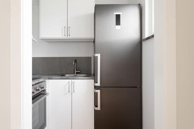 Stilrent och modernt kök från Ikea som installerades 2025