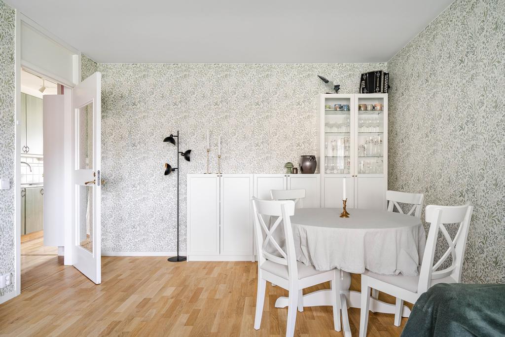 Vardagsrum med access till entréhall