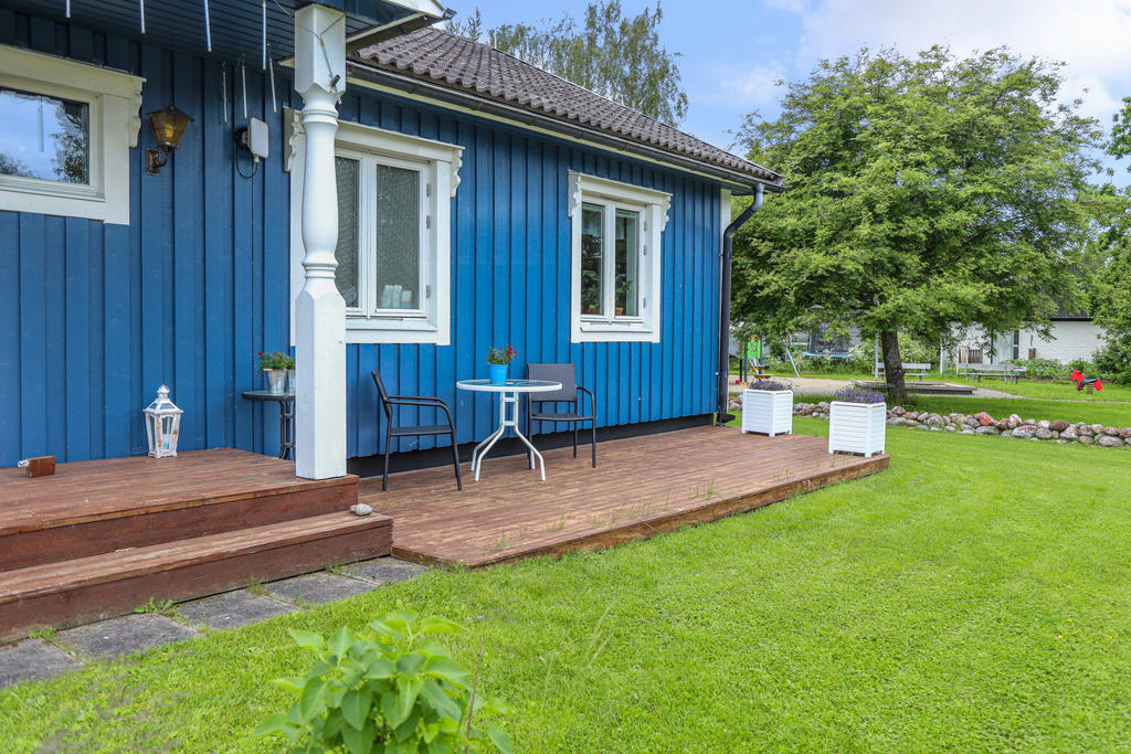 Altan på framsida gränsar mot lekpark