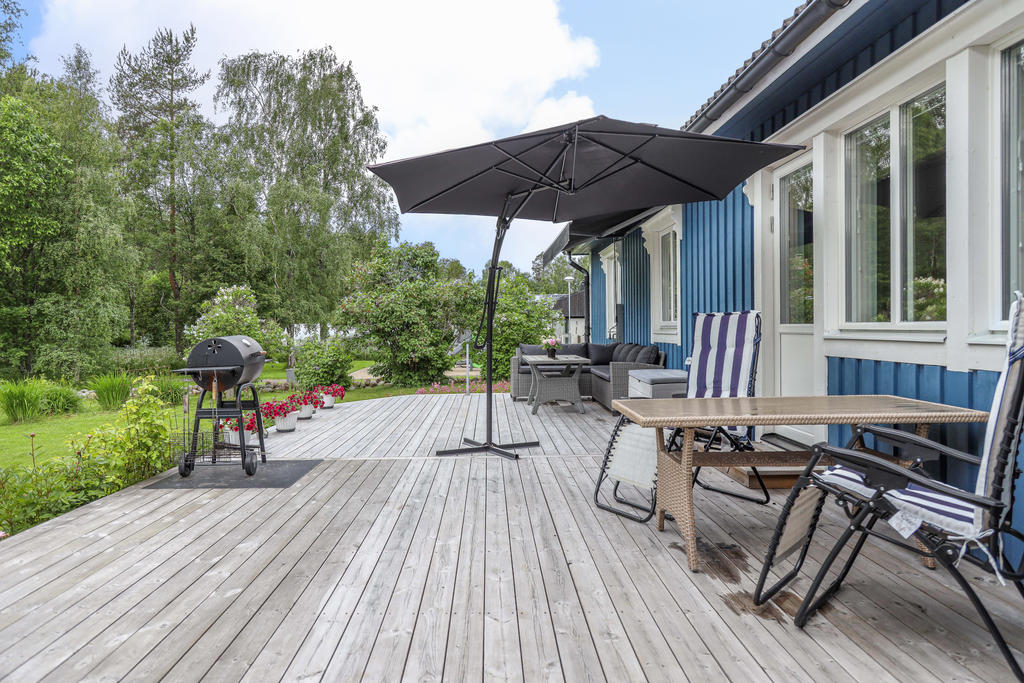 Stor altan mot lekpark och havsbris