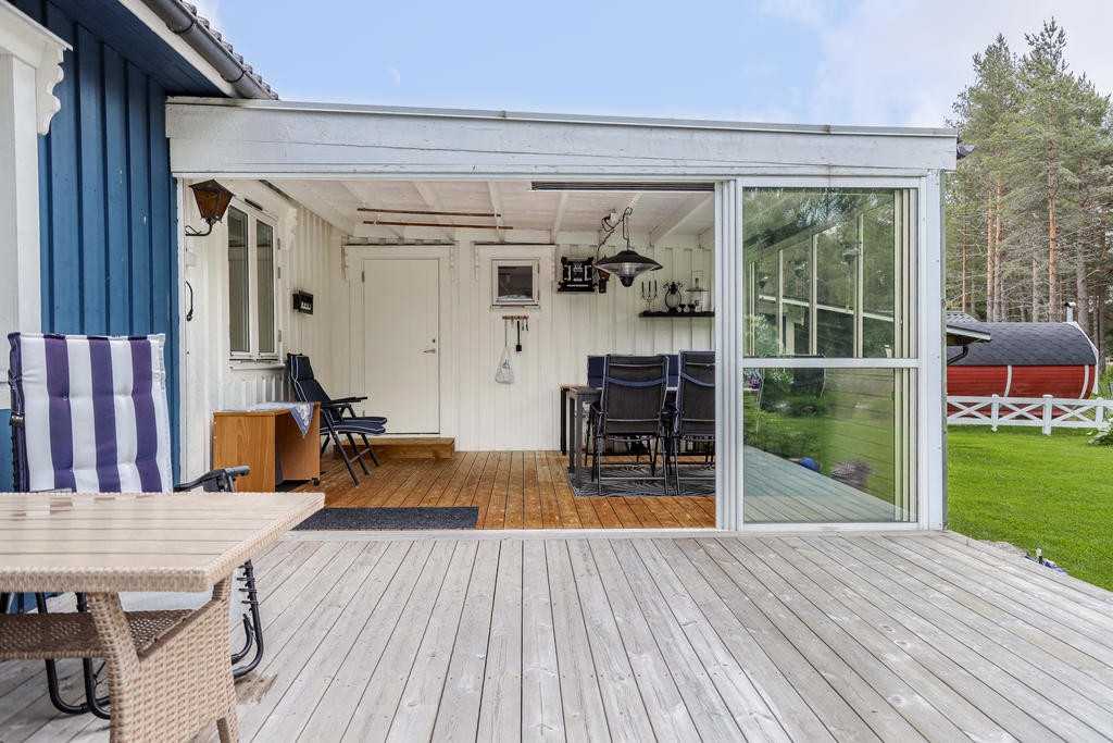 Inglasat uterum med dörr mot våtrum och bastu