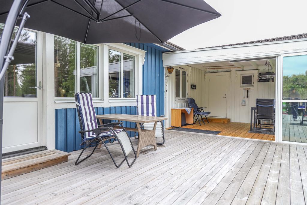 Stor altan med inglasat uterum