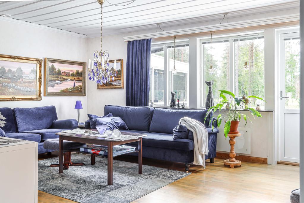 Vardagsrummet med utgång till balkongdörren.