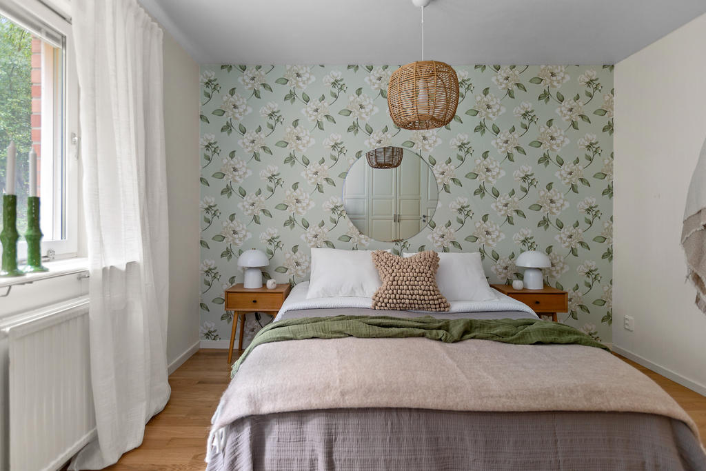 Master bedroom med flertalet garderober och grönskande utsikt från fönstret 