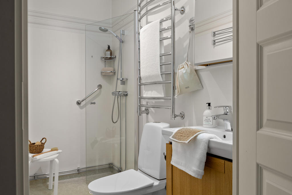 Lägenhetens badrum utrustad med dusch